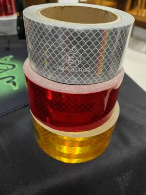 ECE104R เทปสะท้อนแสง E11 สีเหลืองเมทัลไลซ์ เพื่อความปลอดภัยรถบรรทุก