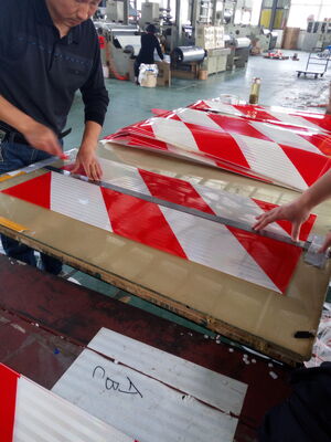 การพิมพ์สกรีนโลโก้ที่กำหนดเอง เชฟรอนรีเฟลกเตอร์ สติกเกอร์สะท้อนแสงสี่เหลี่ยมผืนผ้า สีเหลือง สีแดง สติกเกอร์เทปสะท้อนแสงแบบแท่งปริซึม