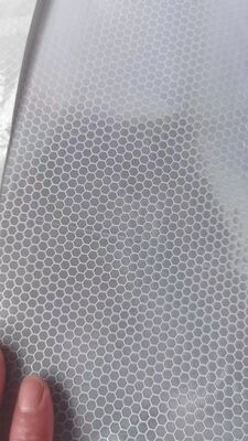 1.24m * 45.7m MicroPrismatic PVC Honeycomb สติกเกอร์ไวนิลสะท้อนแสงฟิล์มสะท้อนแสงแผ่นสำหรับป้ายจราจรแผนที่ป้ายความปลอดภัย