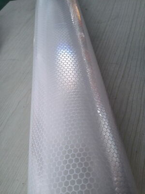 1.24m * 45.7m MicroPrismatic PVC Honeycomb สติกเกอร์ไวนิลสะท้อนแสงฟิล์มสะท้อนแสงแผ่นสำหรับป้ายจราจรแผนที่ป้ายความปลอดภัย