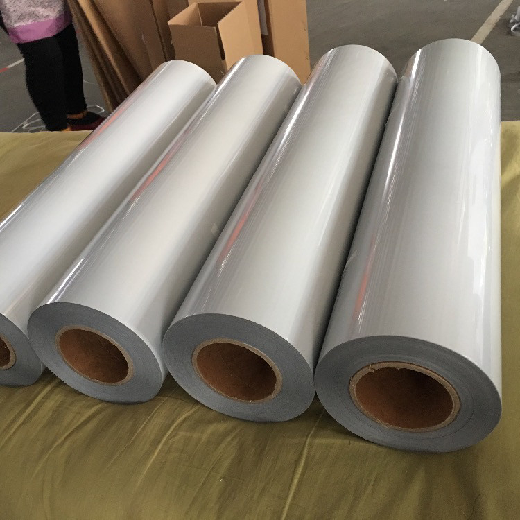 โรงงานจัดหาโดยตรงราคาถูก PET ฟิล์มถ่ายเทความร้อนสีดำม้วนไวนิลสะท้อนแสงสำหรับเสื้อยืด