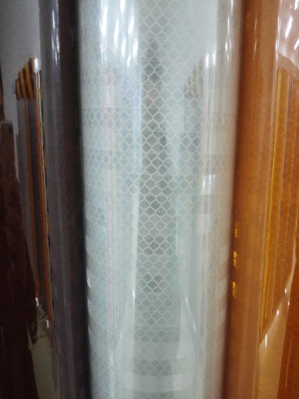 ป้ายบอกทางเข้าถนนป้ายบอกทางถนนปริซึม ECE DOT C2 ได้รับการอนุมัติ 1.22M * 45.7 มม