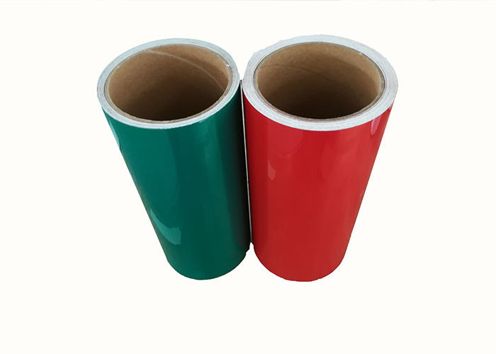 แผ่นป้ายไวนิลแบบสะท้อนแสงเข้าออกได้อย่างยืดหยุ่นสีขาวสีแดงสีเขียวกำหนดเอง