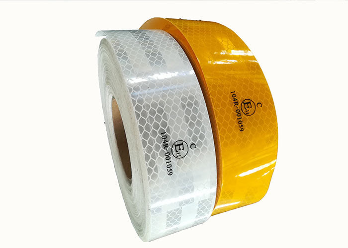 Custom Ece 104 เทปสะท้อนแสงสำหรับยานพาหนะสีขาวพิมพ์สีเหลือง 0.05 * 45.72m