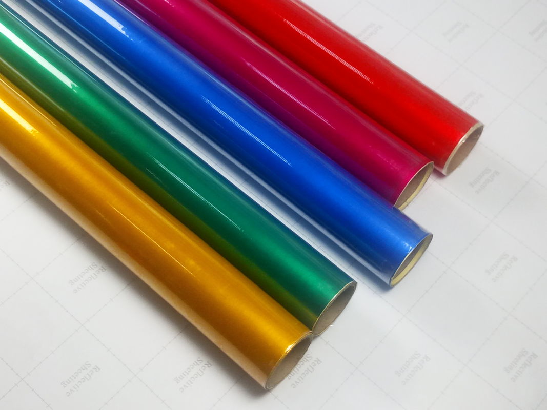 แผ่นสะท้อนแสงสีแดงสีเขียวสีแดงเข้มของวิศวกรชั้นนำสำหรับป้ายสัญญาณจราจรที่สะท้อนแสง Vinyl