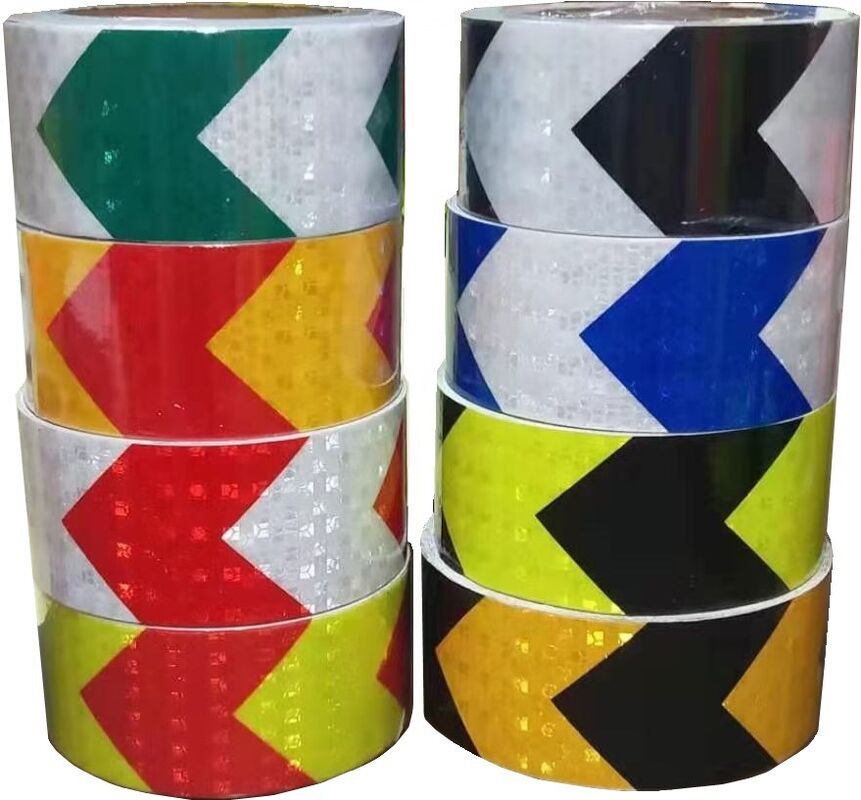 เทปสะท้อนแสง PP แบบมีกาวในตัวแบบแท่งปริซึมสีแดง/น้ำเงิน/เหลืองรูปลูกศรสำหรับการทำเครื่องหมายในยานยนต์