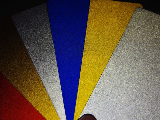 กระดาษสติกเกอร์ไวนิลกาวตนเอง PVC แบบสะท้อนแสงม้วนแผ่นสะท้อนแสงการพิมพ์ตัวทำละลายเชิงนิเวศวัสดุพลอตเตอร์ตัด