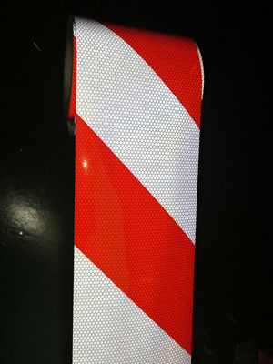 DIN30710 สีแดงสีขาว Chevron Reflector แถบสะท้อนแสงเทปกาวสติกเกอร์เรเดียมม้วนสะท้อนแสง